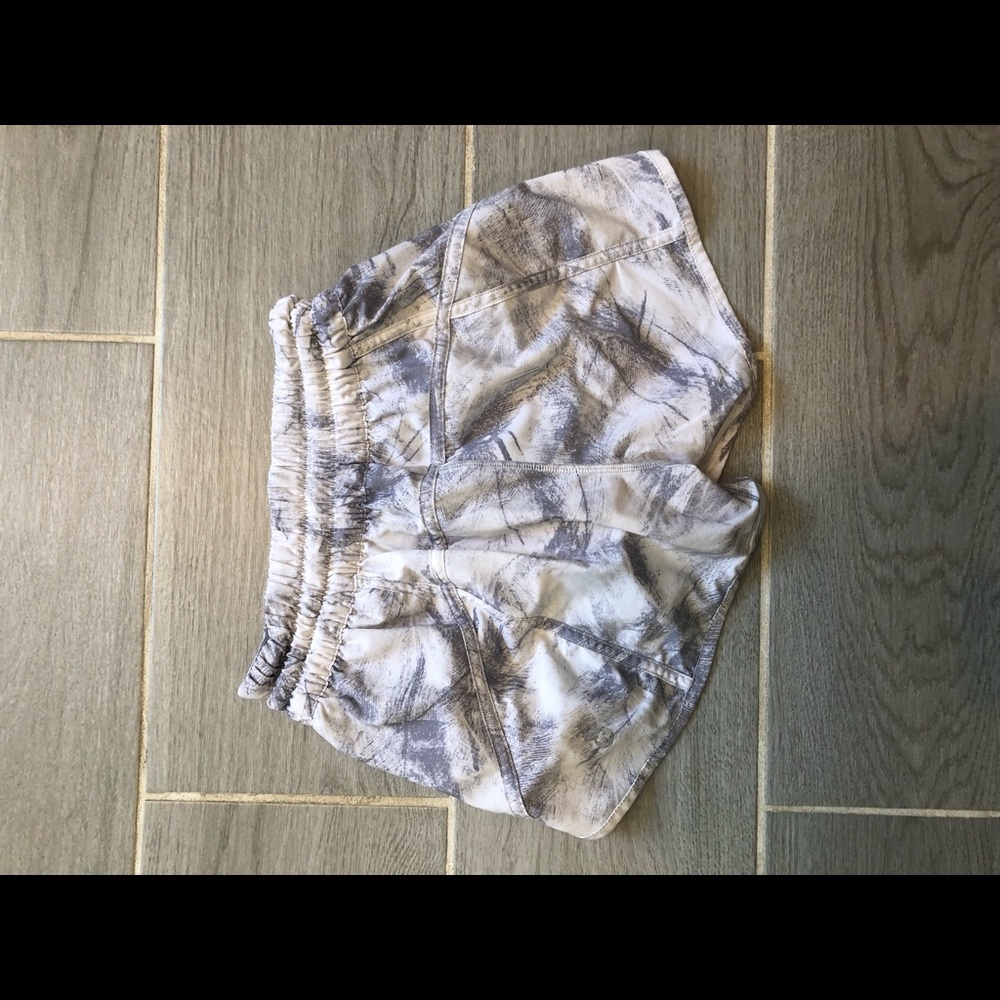 Lululemon Tracker Short V LR size 4 white & gray